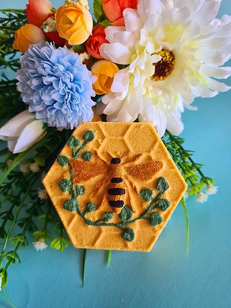 Bee & Honeycomb Bath Bomb - Floral Scented